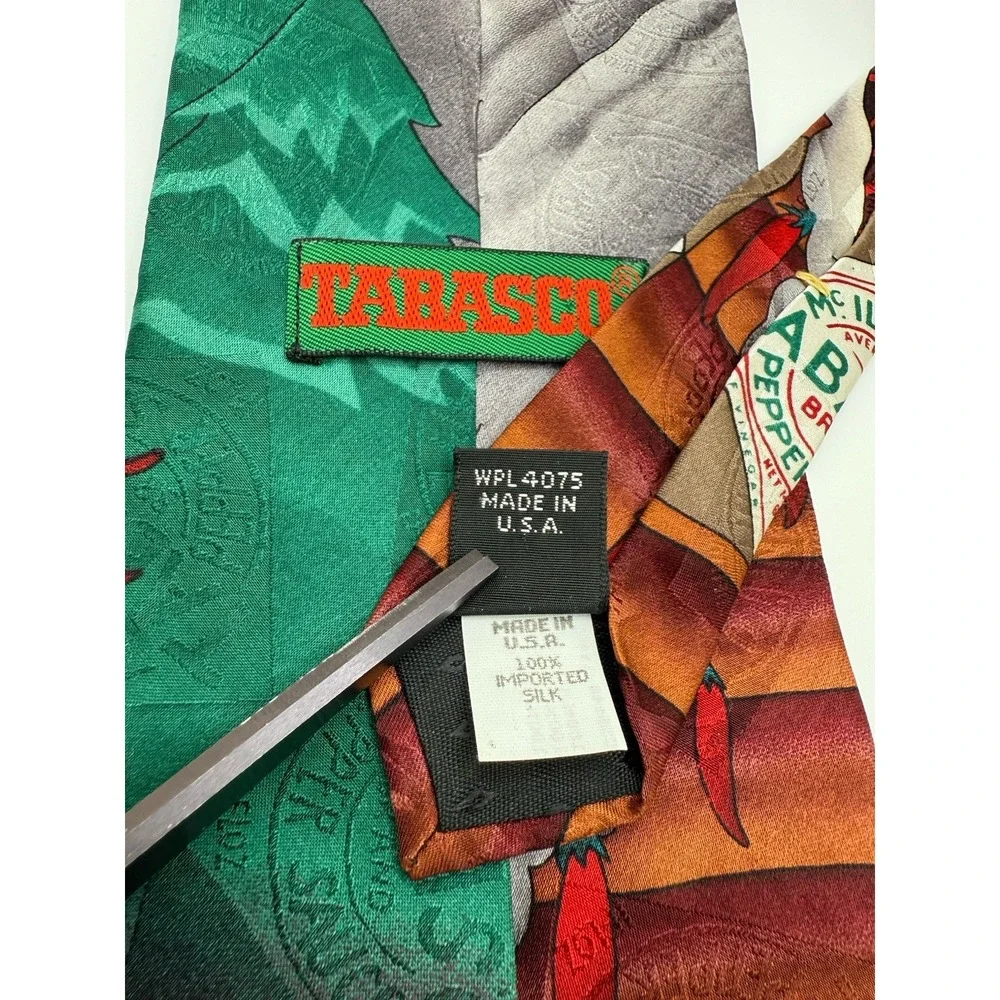 Vintage Tabasco Santa Chili Pepper Christmas Tie Silk Made USA Novelty‎ 90s